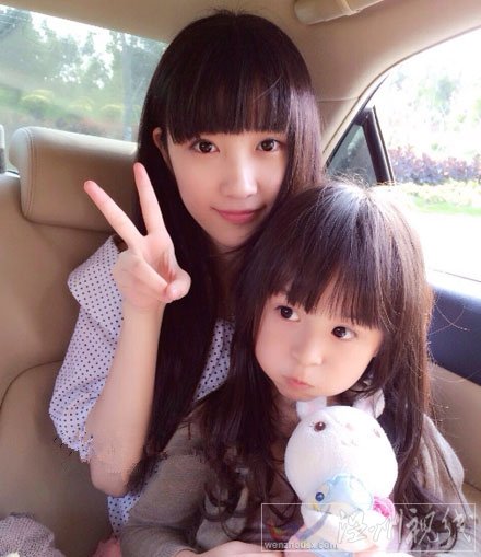 劉楚恬和媽媽高冰冰的照片