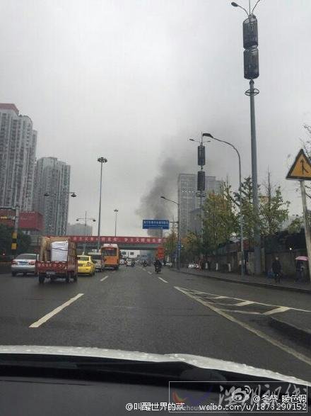 黃花園橋頭邊冒出濃煙