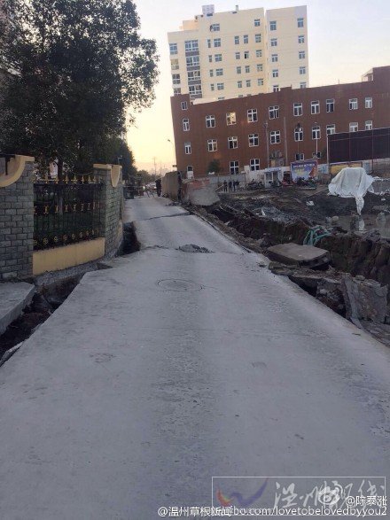 小區門口的路都塌掉了