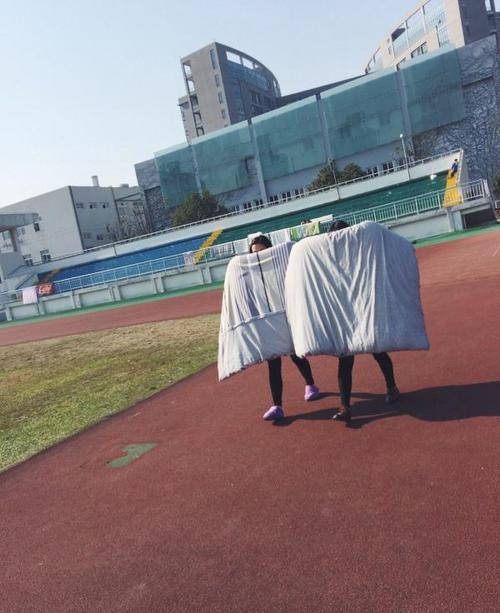 女生裹被走紅網(wǎng)絡(luò)