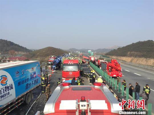 高速團霧8車相撞