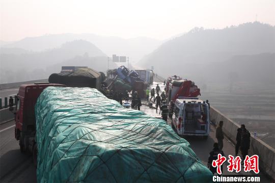 高速團霧8車相撞