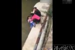 女孩被母推入河中 一名看似初中女孩成績差被母親推