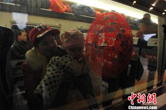 農(nóng)民工乘坐免費(fèi)專列回家