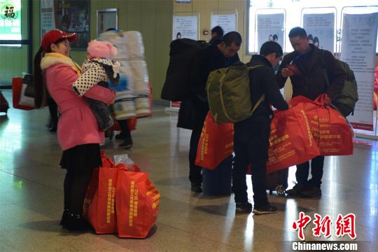 武漢600多名農(nóng)民工乘免費(fèi)專列回家