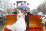 小伙挖掘機當(dāng)婚車