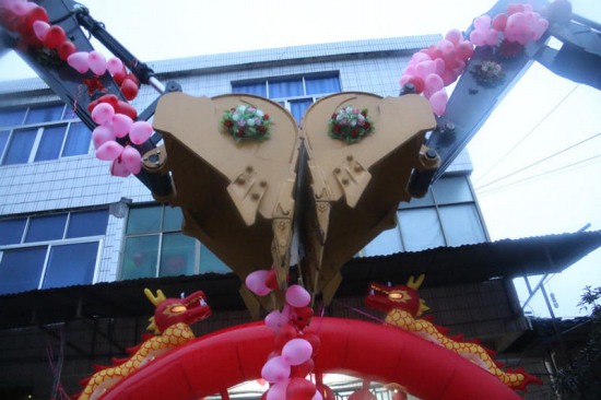 小伙挖掘機當(dāng)婚車