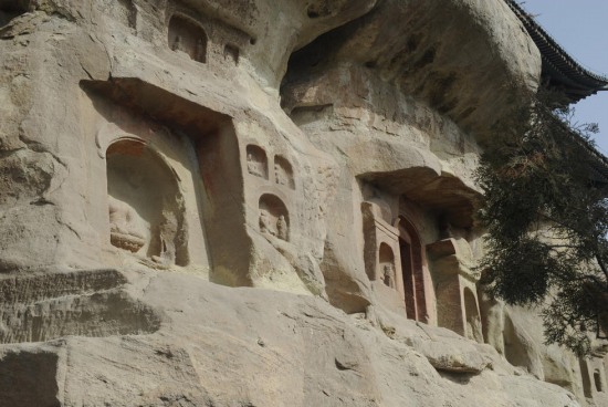 千年石窟遭涂鴉