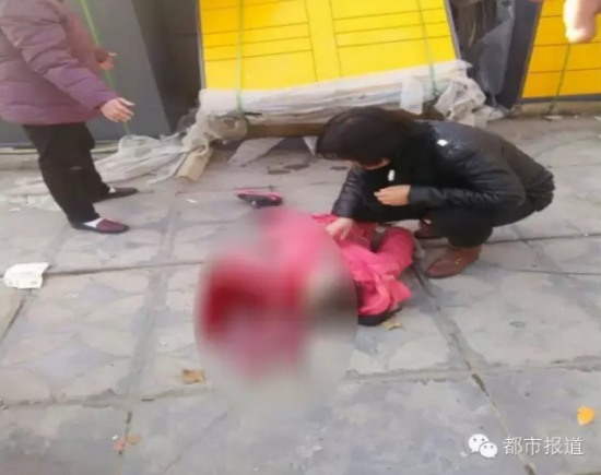 女孩家門口玩耍被砸死