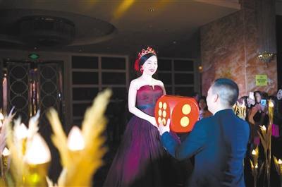 女子愛搓麻將 新郎辦&ldquo;麻將婚禮&rdquo;現(xiàn)場切磋(圖)