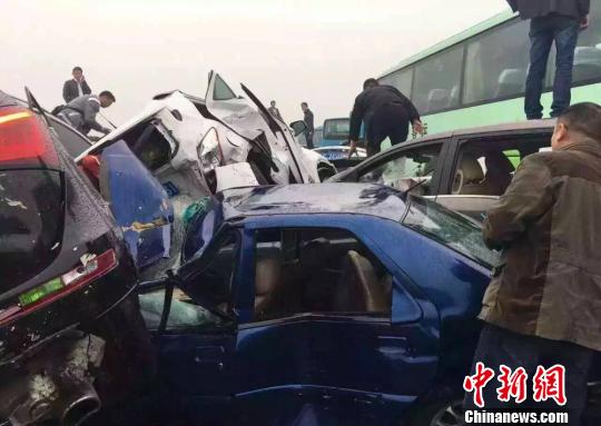滬蓉高速車禍50輛車連環(huán)相撞