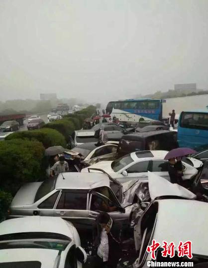 滬蓉高速車禍50輛車連環(huán)相撞