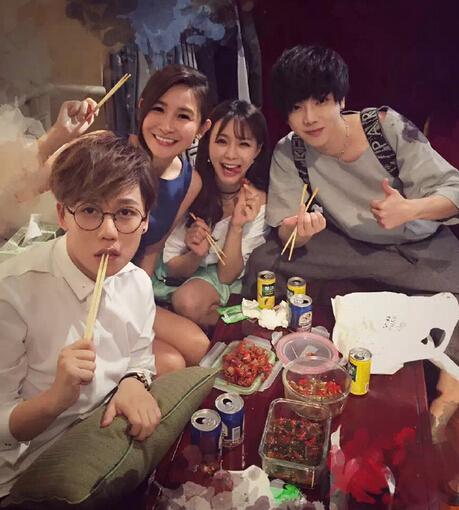 沈夢(mèng)辰豪邁吃龍蝦