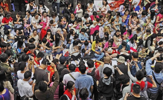 百名媽媽街頭哺乳