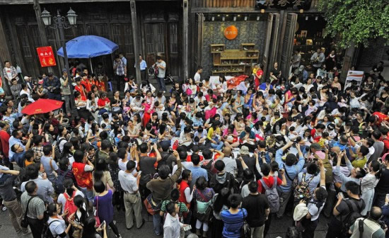 百名媽媽街頭哺乳