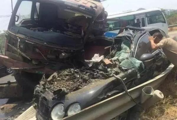 拖拉機(jī)撞賓利