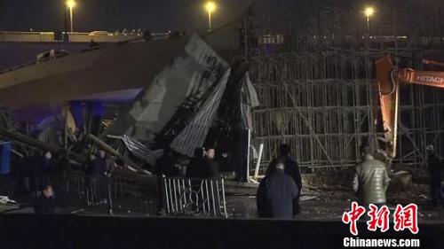 工地坍塌砸中公交
