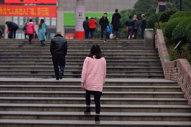 奶奶病重想見(jiàn)孫女婿 20歲女孩欲租男友回家過(guò)年