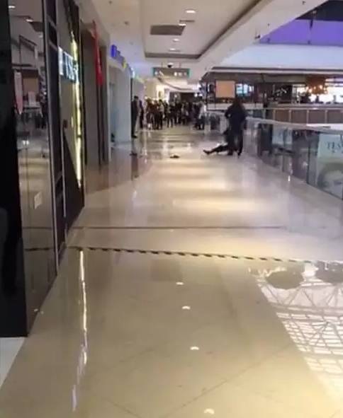 男子商場(chǎng)暴打女友