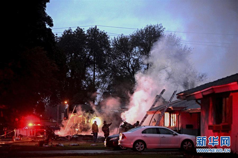 美國飛機墜入民宅