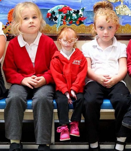 英國(guó)14歲姑娘比兔子小