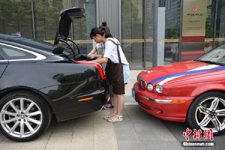 用豪華轎車送外賣