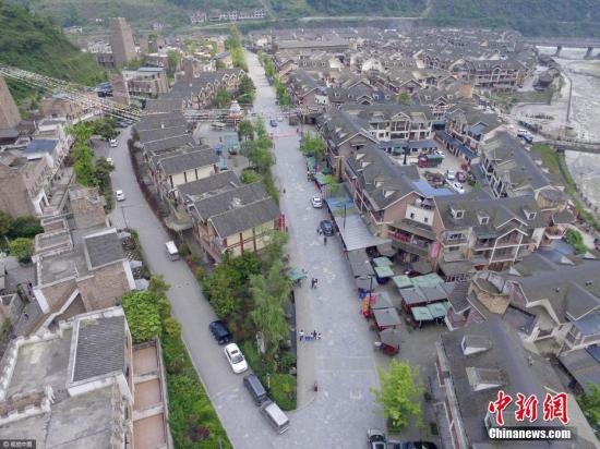 汶川地震九周年，航拍震中映秀鎮(zhèn)小洋樓整齊排列。 莫曉 攝 視覺中國(guó)