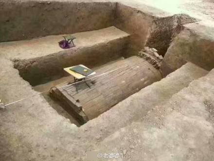 學(xué)生古墓上睡4年