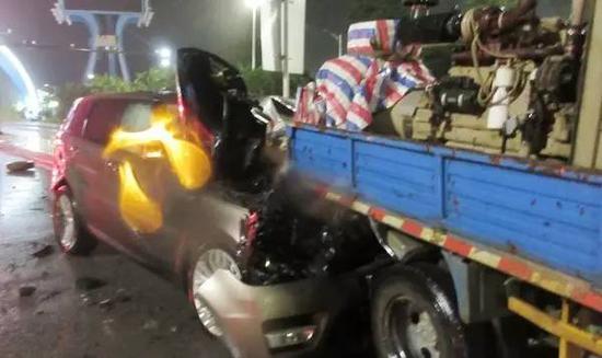 女司機(jī)連懟5車