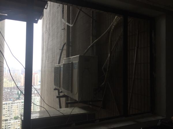 跳樓時絲襪被勾獲救