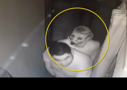 小伙鬼屋牽著鬼跑