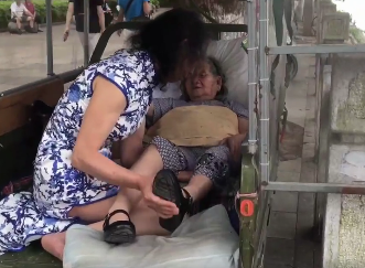 男子為哄母親開心假扮病逝妹妹 穿女裝20年