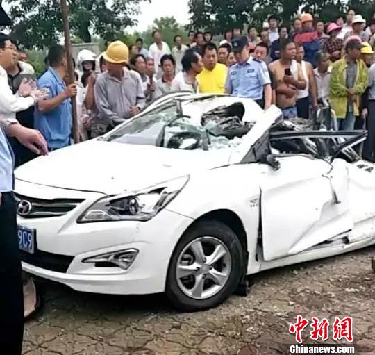 滿載石子卡車側翻