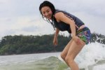 張柏芝穿泳裝沖浪