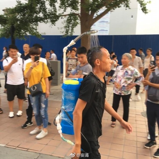 北京男子當街洗澡