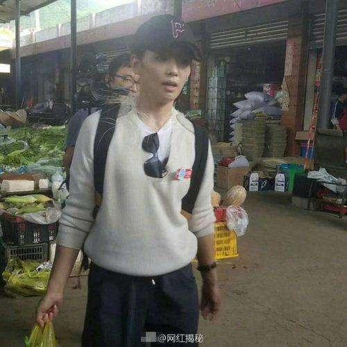 劉濤現身市場買菜