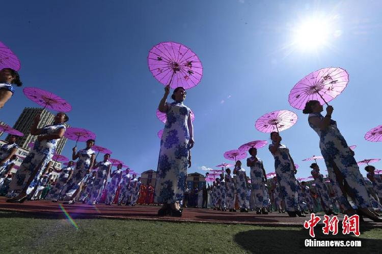 5599人同穿旗袍創(chuàng)吉尼斯世界紀(jì)錄