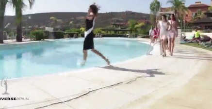 環(huán)球小姐栽進泳池