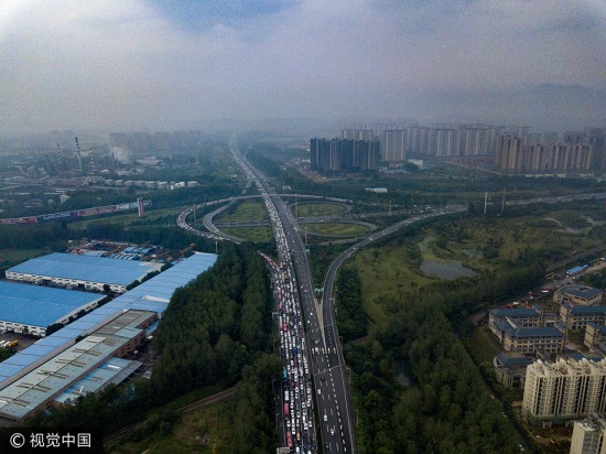國慶高速變停車場