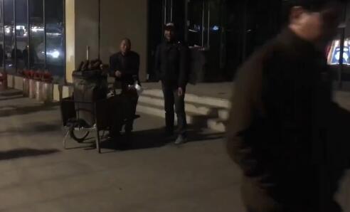 大爺求客人別掃碼