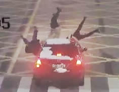 女司機開車擦窗撞飛3人