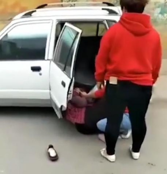 女子當(dāng)街腳踹養(yǎng)母