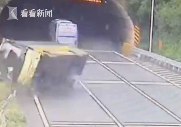 廣東大巴側(cè)翻