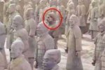 女子發現兵馬俑動 原來是假扮的