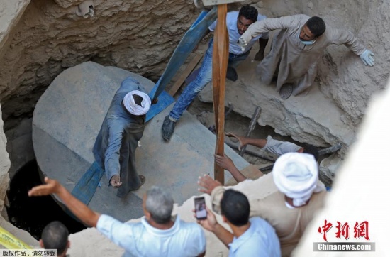 埃及開啟巨型石棺