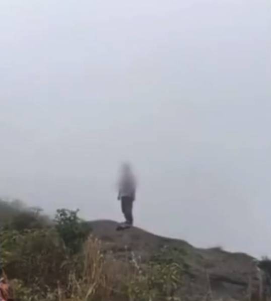 女孩峨眉山頂跳崖