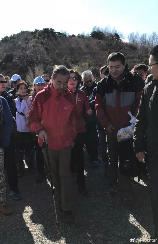 爬山偶遇外交部長王毅