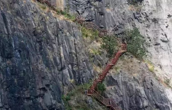 中國再造建筑奇跡 上海世茂深坑洲際酒店