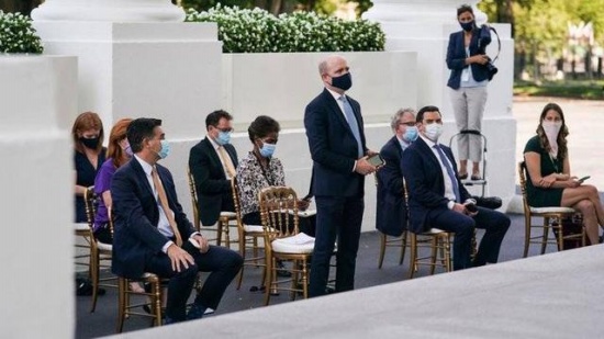 特朗普讓記者摘下口罩遭拒絕