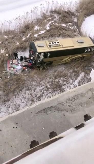 黑龍江大慶一客車墜橋致2死7傷